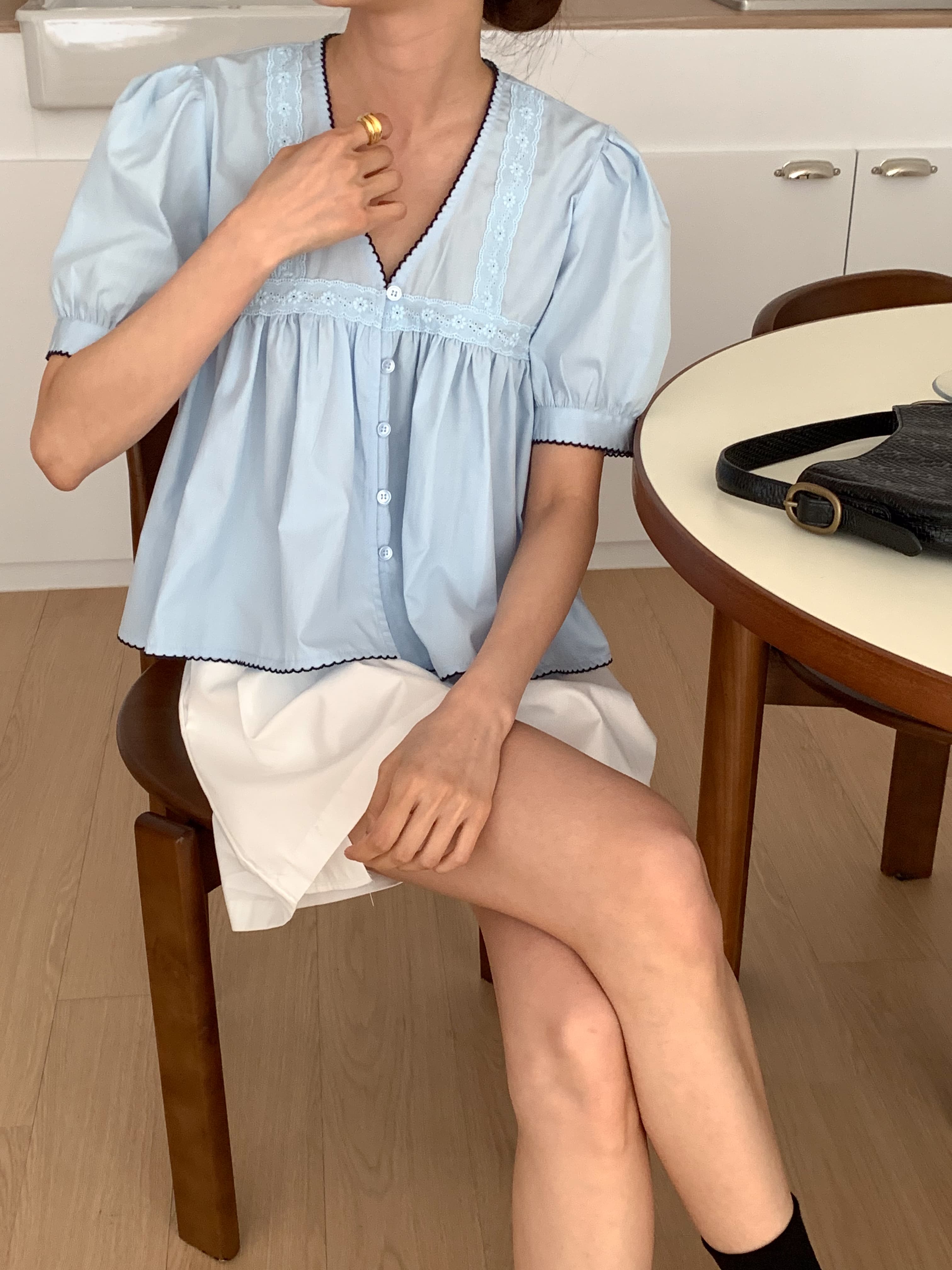 [국내생산] 셔링 자수 펀칭 퍼프소매 반팔 블라우스 2color hover