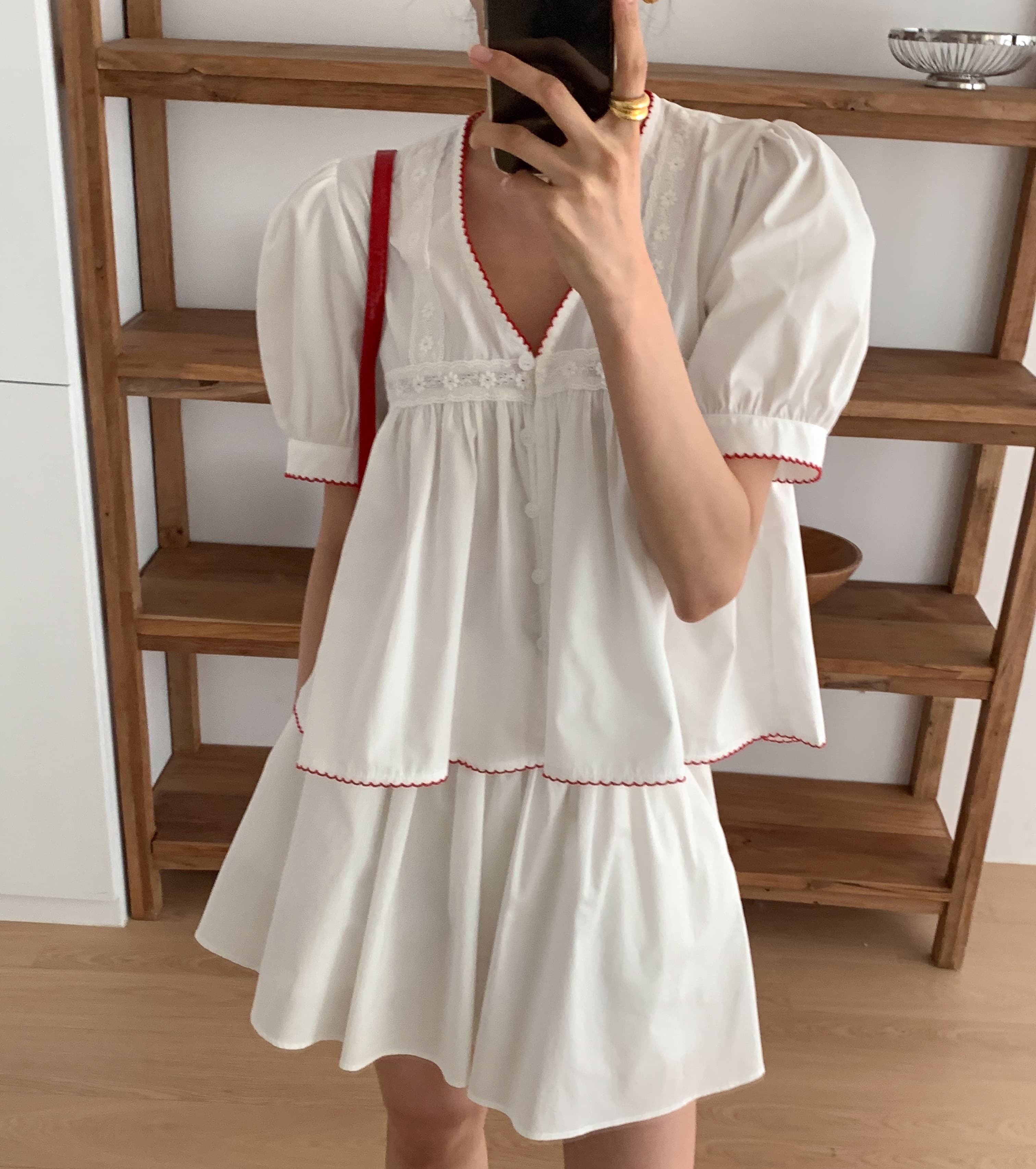 [국내생산] 셔링 자수 펀칭 퍼프소매 반팔 블라우스 2color
