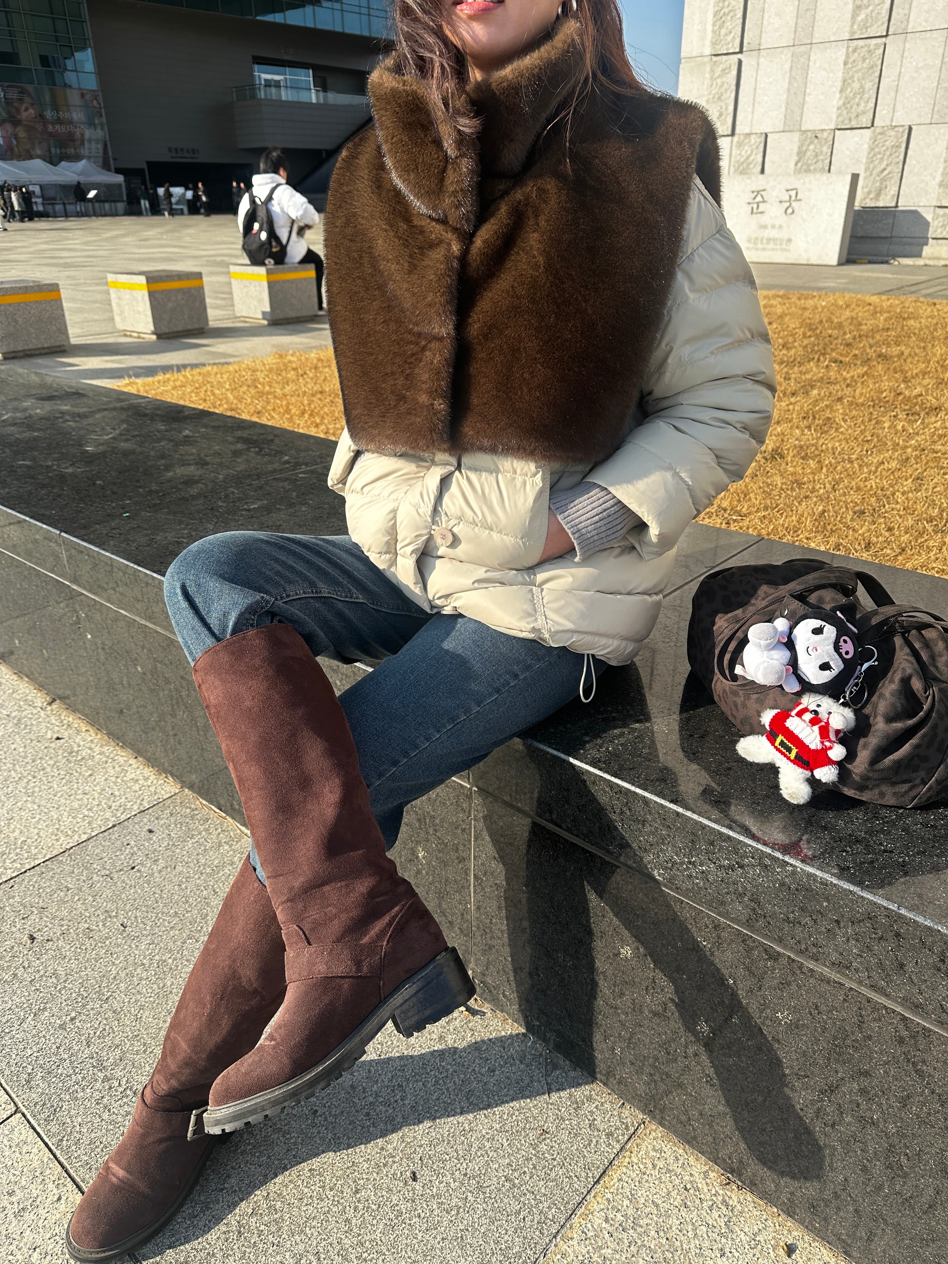 윤기 글로우 페이크퍼 사각 케이프 판초숄 털자켓 레이어드 망토 머플러 4color